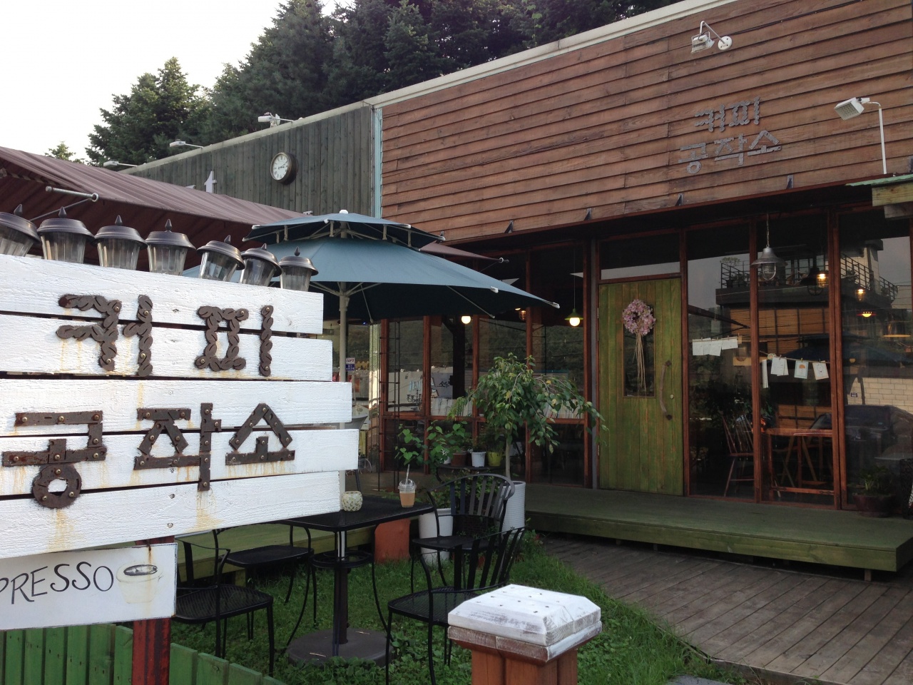 커피공작소 매장 이미지