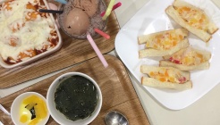 빵사이에 낀 과일 매장 이미지