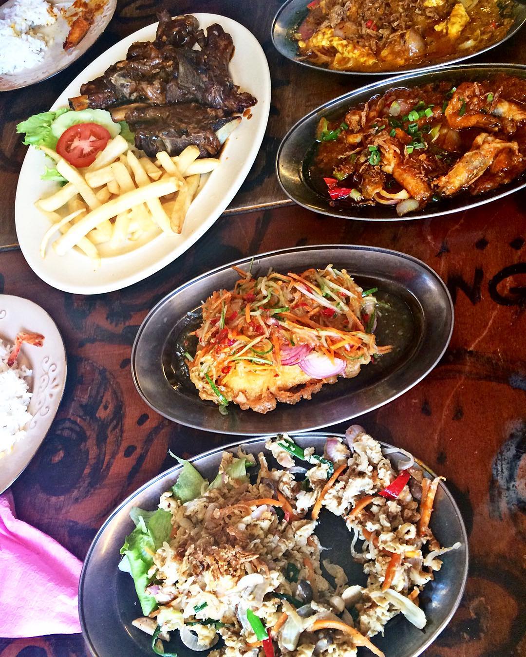 리빙춤카페바앤갤러리 (Living Room Cafe Bar & Gallery) 매장 이미지