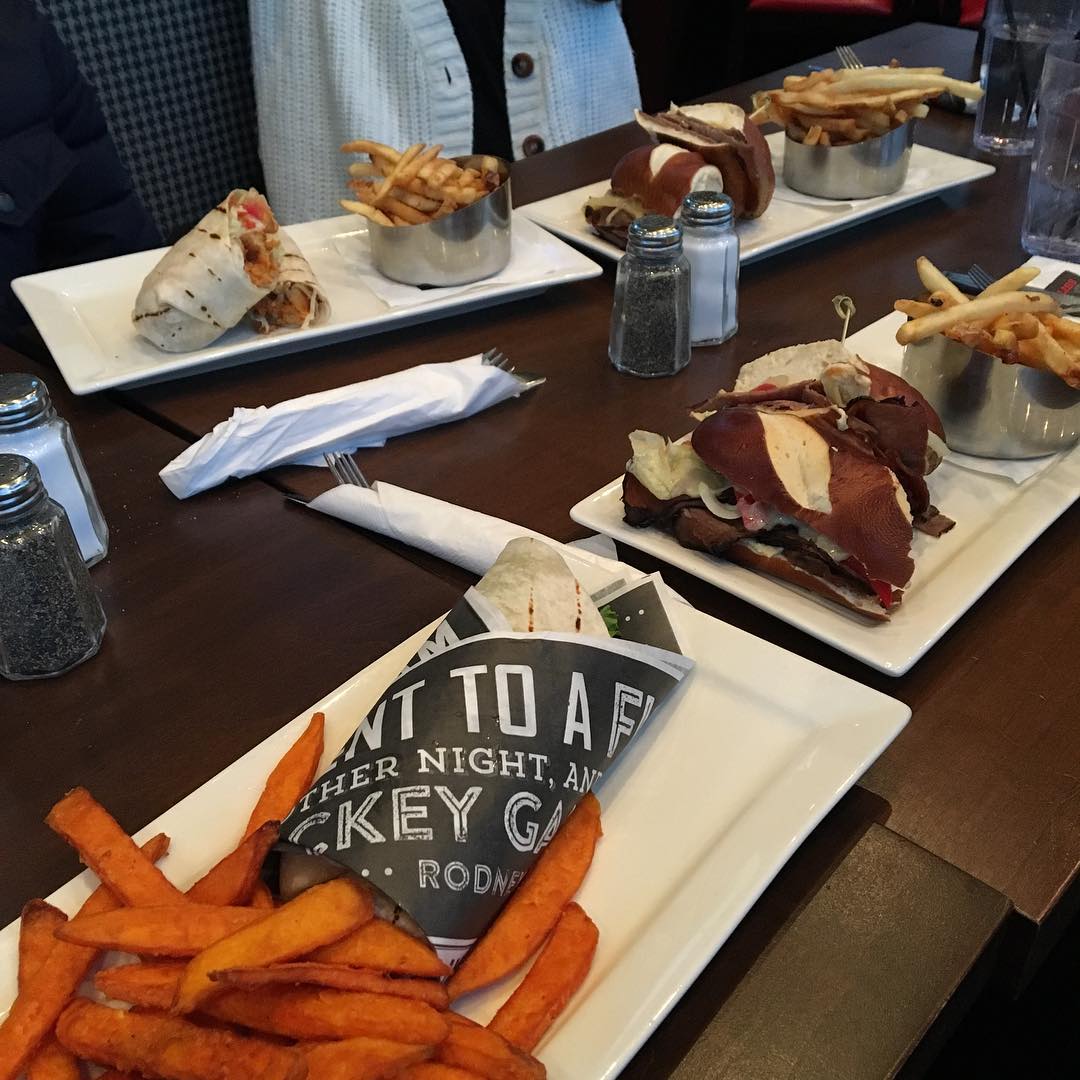 Shoeless Joe's Sports Grill 매장 이미지