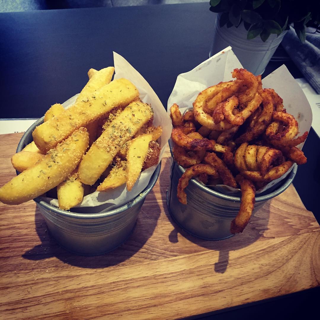 옥타포스 북카페 엔 와인바 (Octavo's Book Cafe & Wine Bar) 매장 이미지