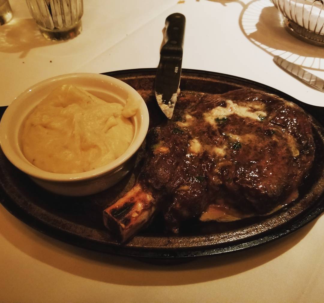 555 이스트 아메리칸 (555 East American Steakhouse) 매장 이미지