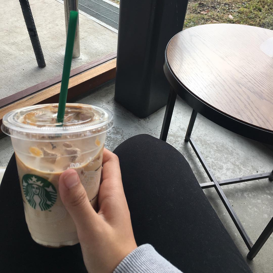 The 1st Starbucks 매장 이미지