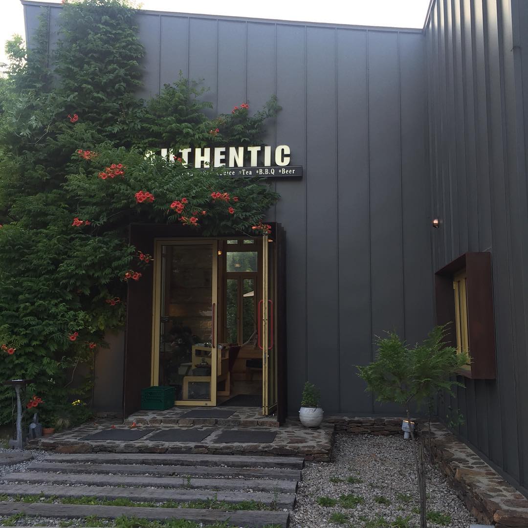 AUTHENTIC 매장 이미지