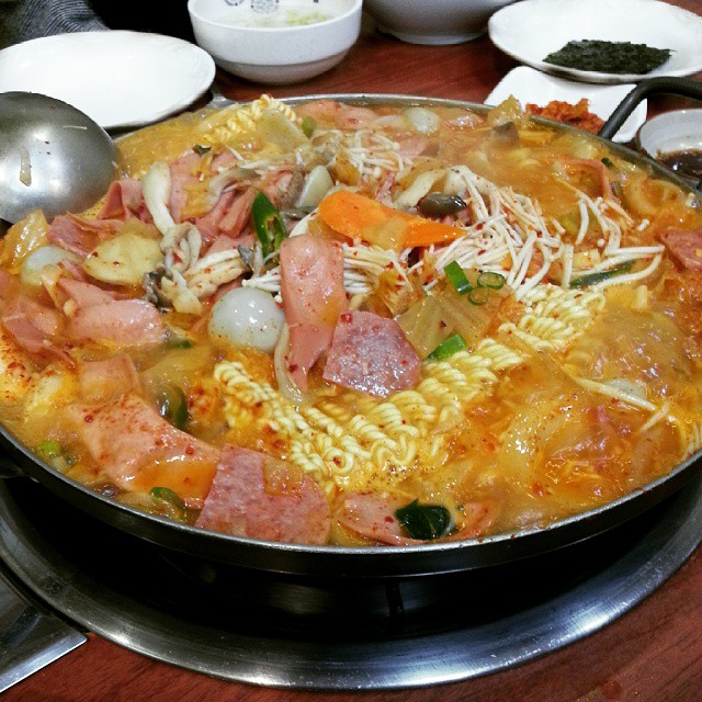 일등병 부대찌개 매장 이미지