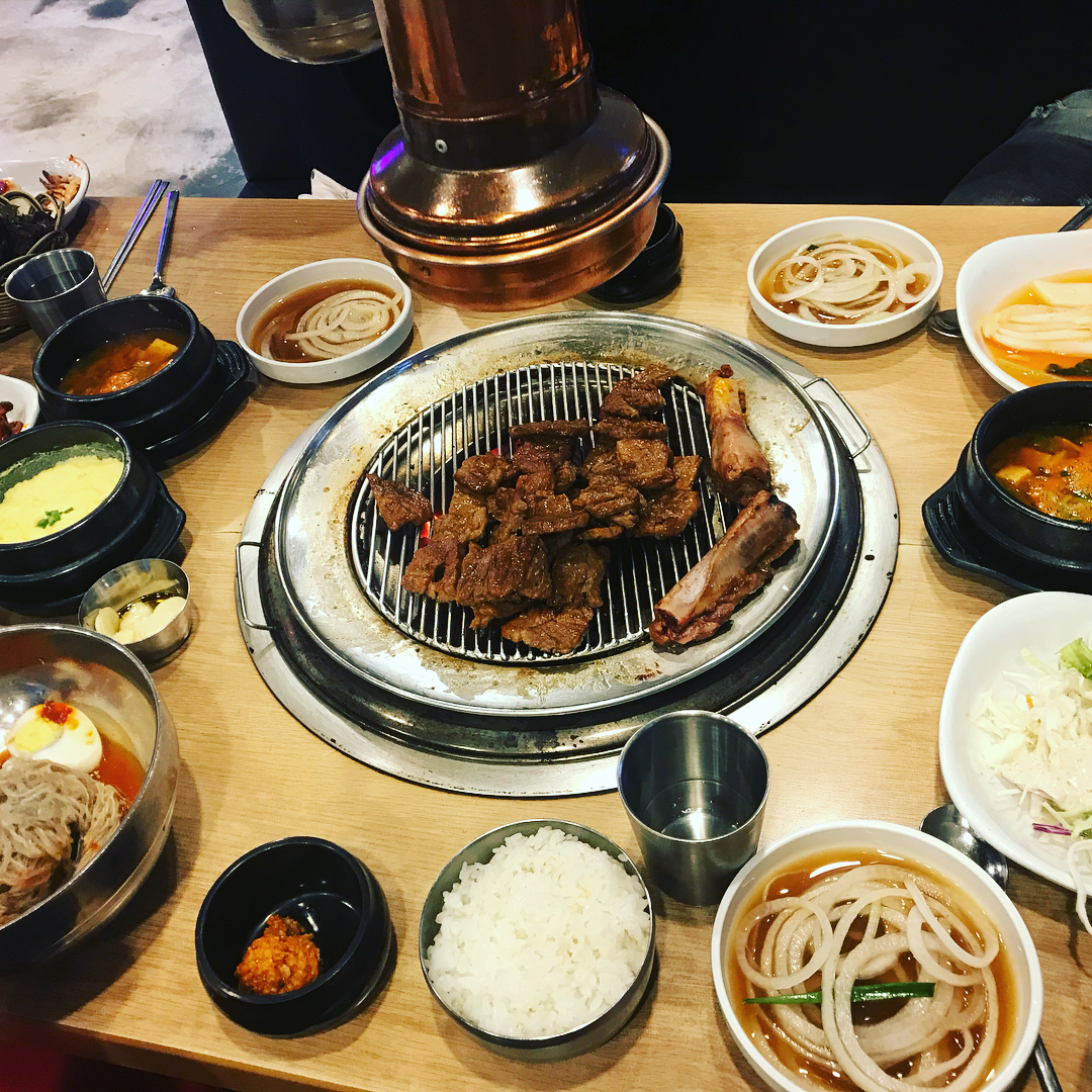 흥부골숯불돼지왕갈비 매장 이미지