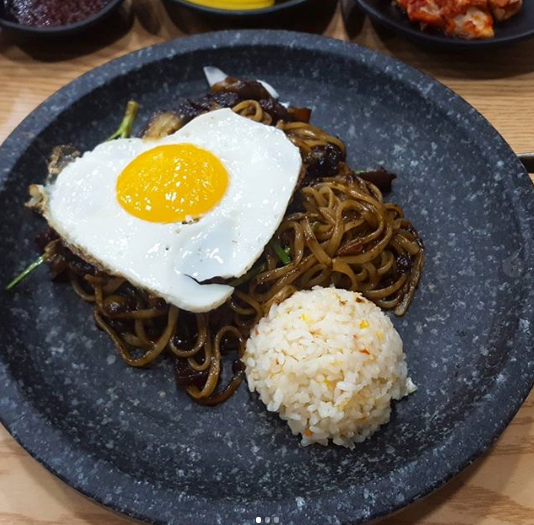 돌위에짜장 매장 이미지