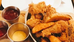 유명치킨 매장 이미지