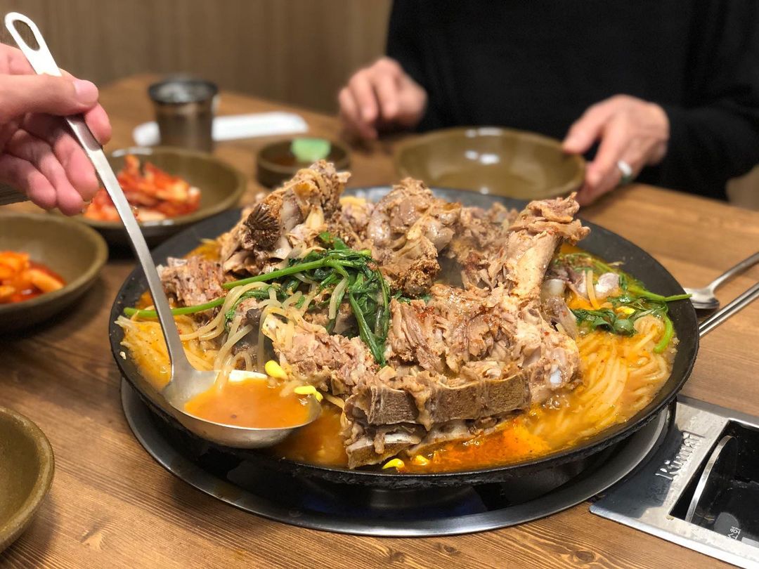 솥뚜껑 감자탕 매장 이미지