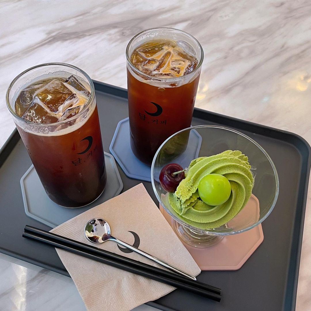 달,커피 매장 이미지