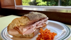 야트막 매장 이미지