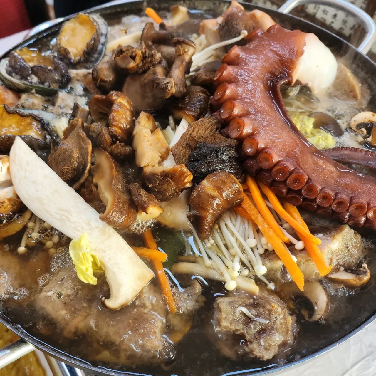 청기와지붕아래 매장 이미지