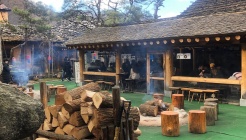 마당에모닥불하늘엔둥근달 매장 이미지