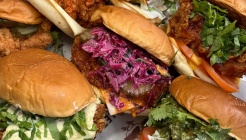 레츠잇치킨 성수 매장 이미지