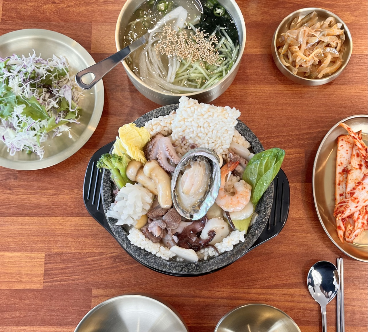 돌솥집 황제 누룽지탕 매장 이미지