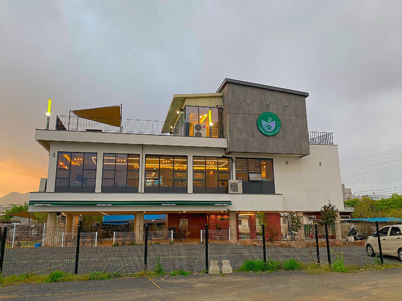 카페 꽃이피다 매장 이미지