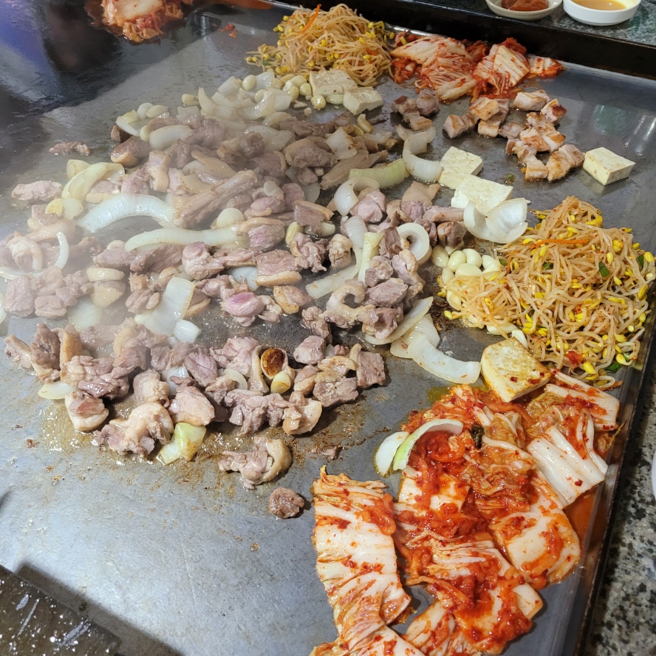 돌판위에서 구워먹는 오리고기 맛집 3 | 식신