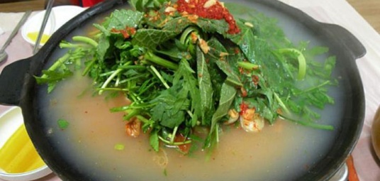 텃밭에노는닭
