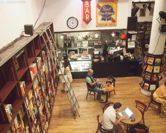 Housing works Bookstore Cafe (하우징 웍스 북 스토어 카페) 