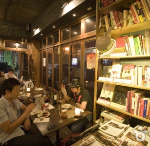 와인북카페 매장 사진, 서울특별시 강남구 논현로149길 5