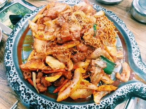 출처 : 통돼지 두루치기&김치찌개 전문점 네이버 블로그 검색 결과