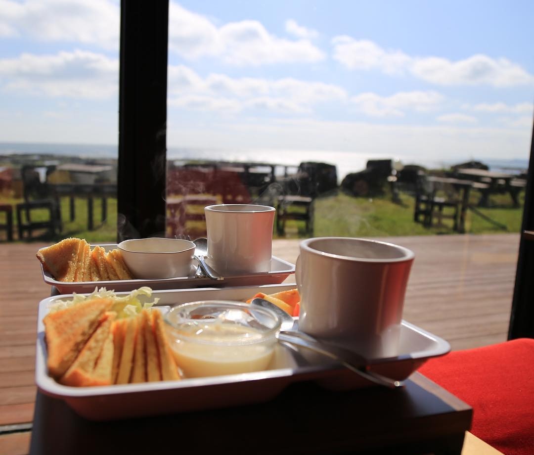 출처 : 인 카페 온더비치 인스타그램 검색 결과