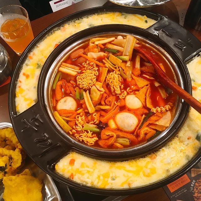 출처 : 두끼떡볶이 강남NC점 인스타그램 검색 결과