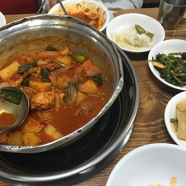   출처 : 닭한마리돼지한근 인스타그램 검색 결과