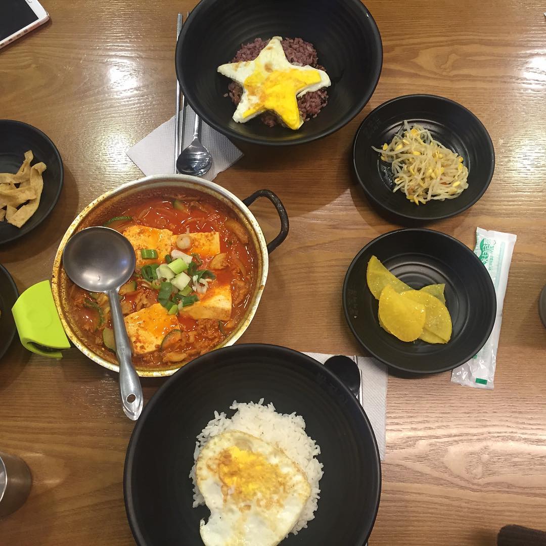 출처 : 밥장인돼지찌개 (홍대점) 인스타그램 검색 결과