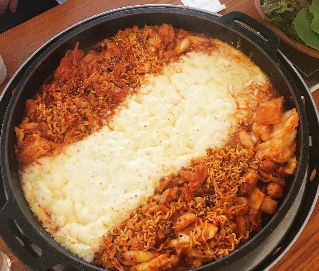 출처 : 장인닭갈비 인스타그램 검색 결과