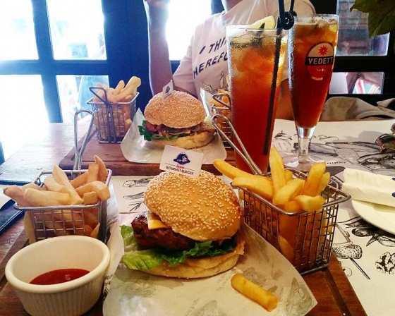 산야 돌핀 스포츠 (Sanya dolphin sports bar & grill) 