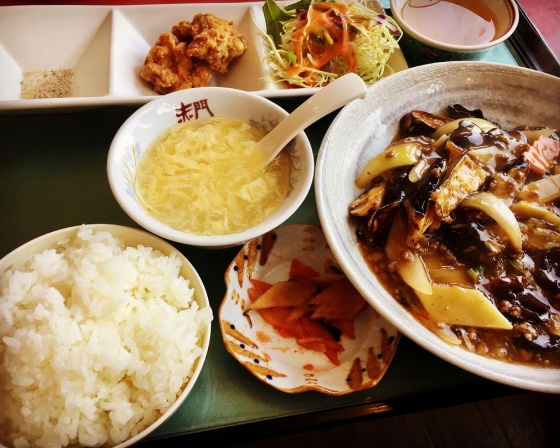 아카몬 (赤門) 