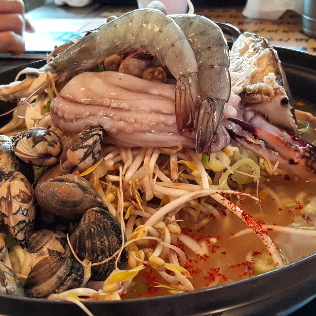 곰아줌칼국수 본점 - 경기, 남양주 덕소 화도 | 맛집검색 식신