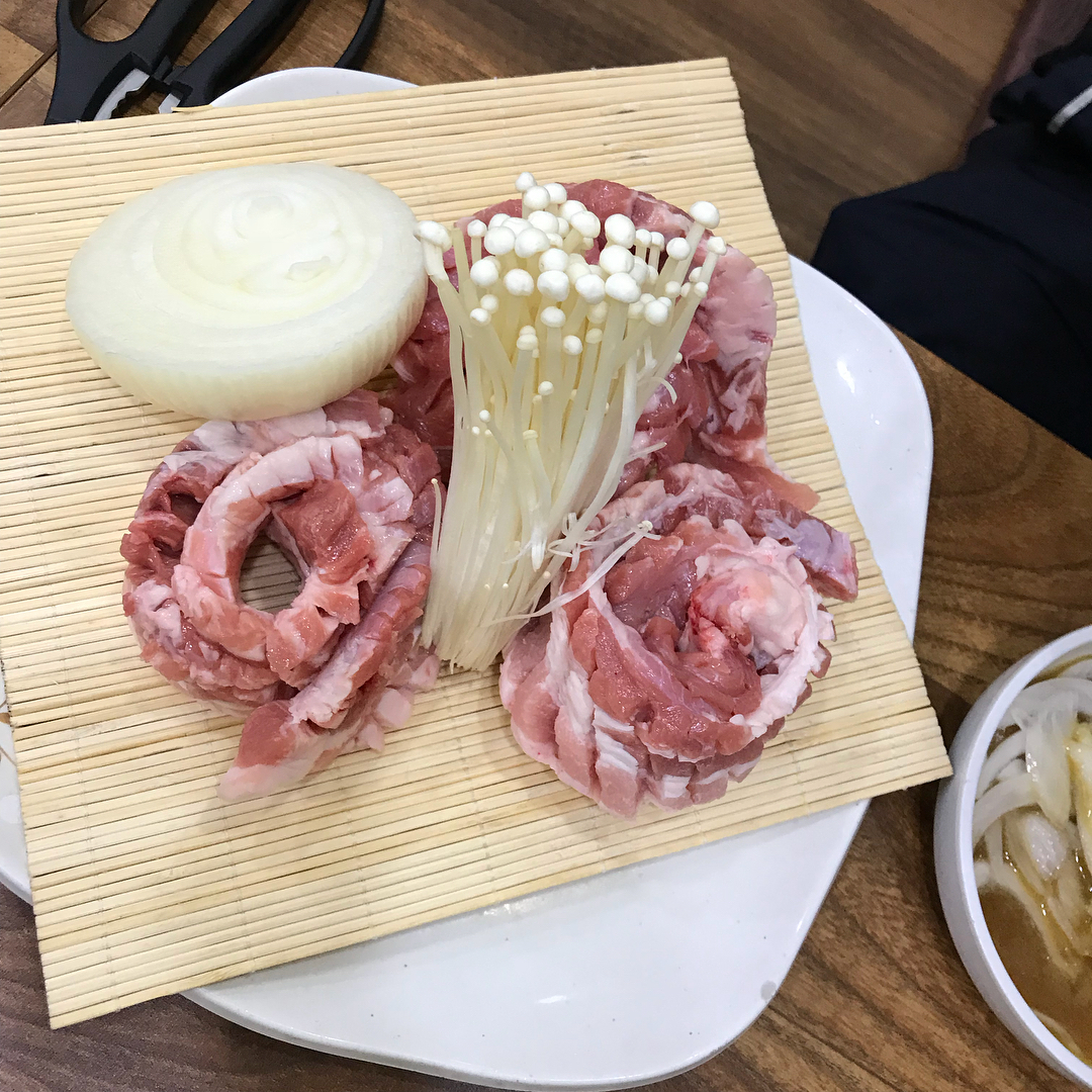 출처 : 명품돼지마을엄사점 인스타그램 검색 결과