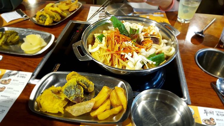 출처 : 두끼떡볶이 홍대점 인스타그램 검색 결과