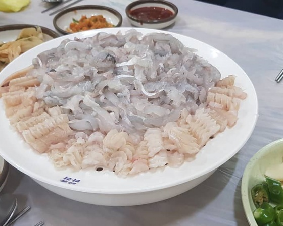 모모회식당 , 경남 고성군 회화면 배둔로 54