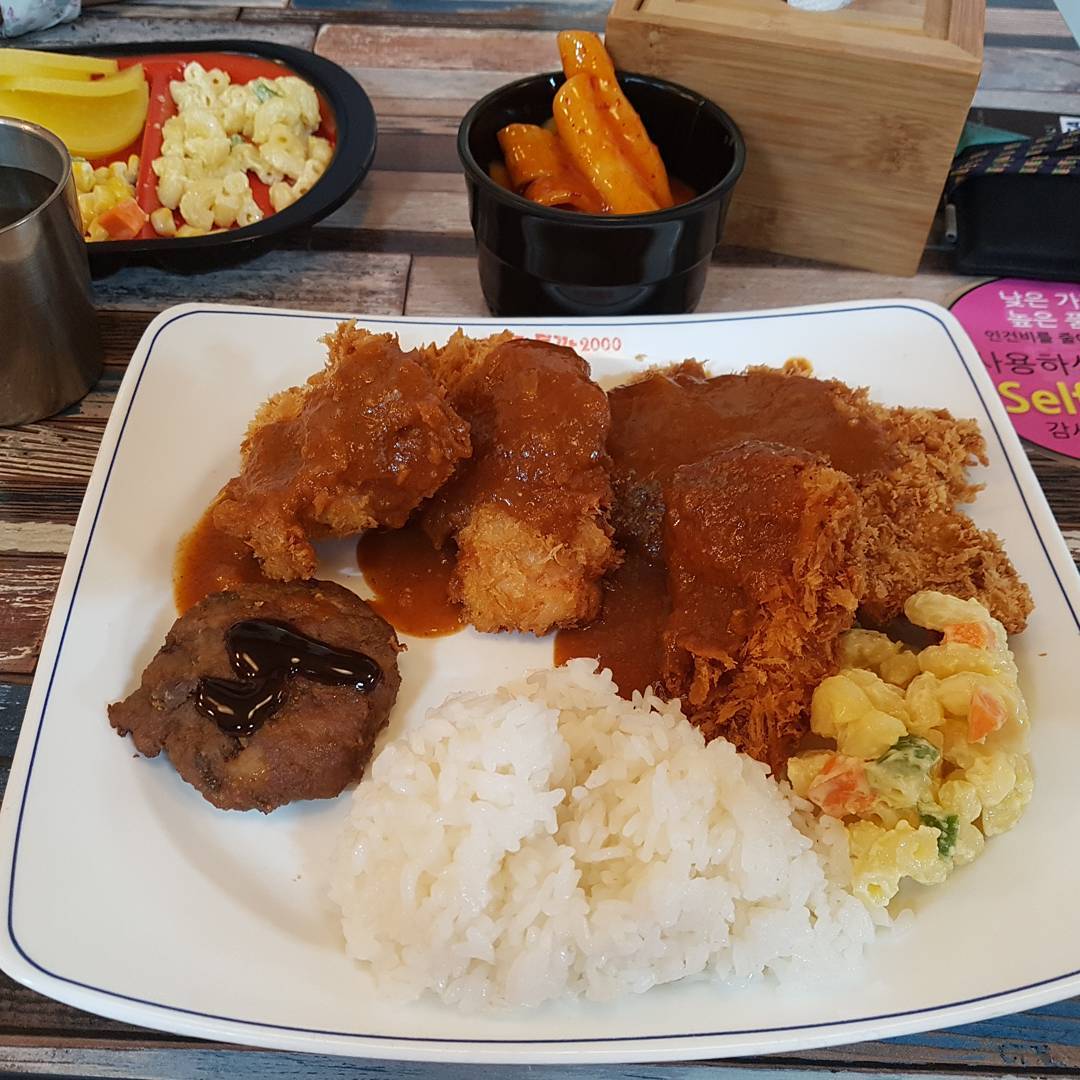 출처 : 홍식이돈까스무한리필 인스타그램 검색 결과