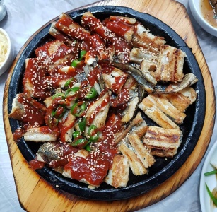 달반늘 매장 사진, 경상남도 남해군 삼동면 죽방로 99