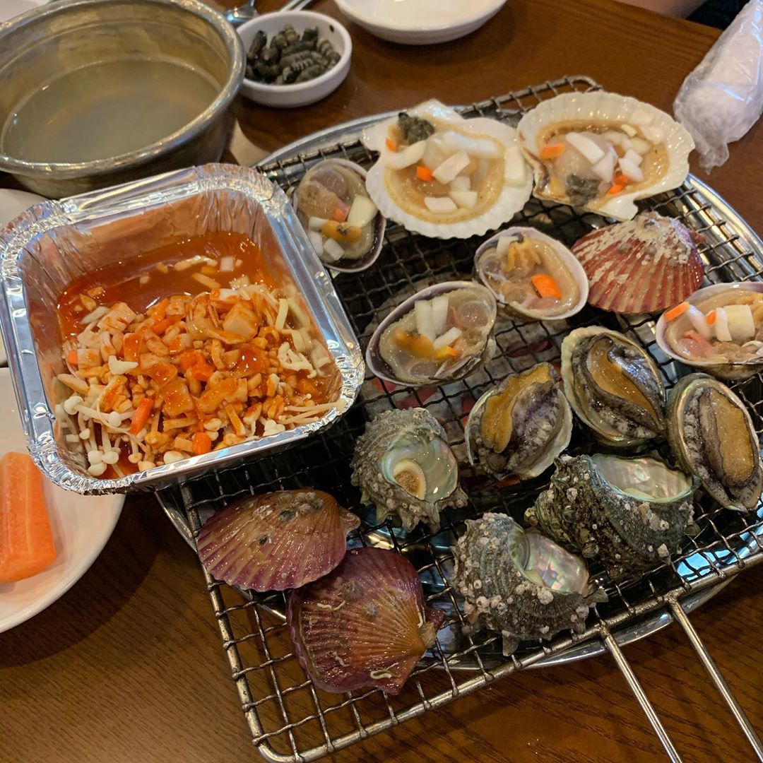 출처 : 욱이네 불타는 조개구이&전골 인스타그램 검색 결과