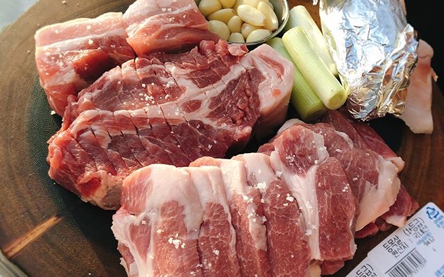 육즙 터지는 돼지구이 맛집