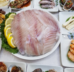 유명횟집 매장 사진, 전라남도 여수시 국포1로 103