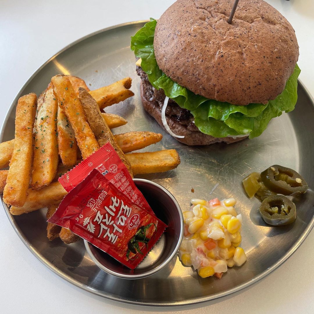 출처 : 목동버거 본점 인스타그램 검색 결과