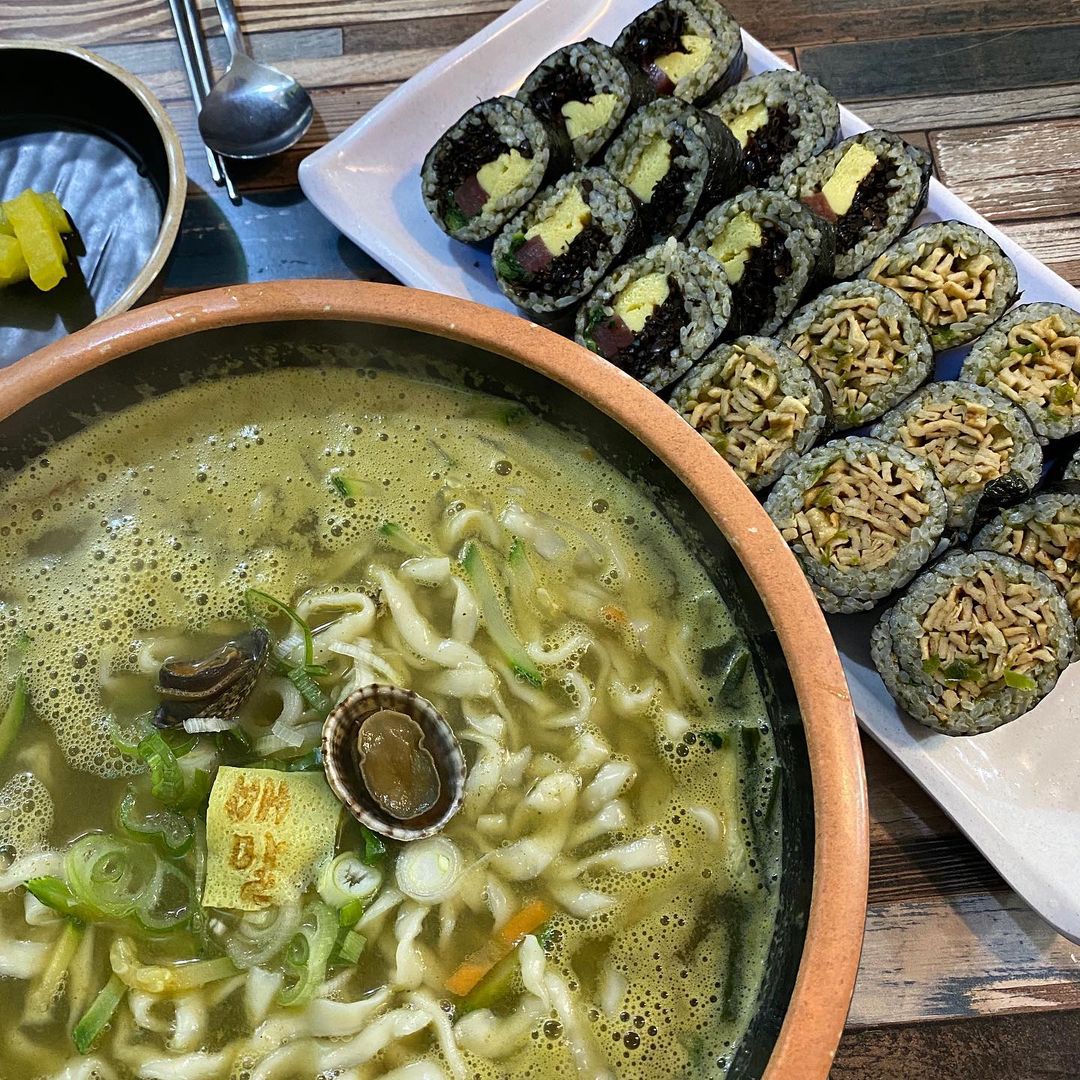 출처 : 배말칼국수김밥 본점 인스타그램 검색 결과