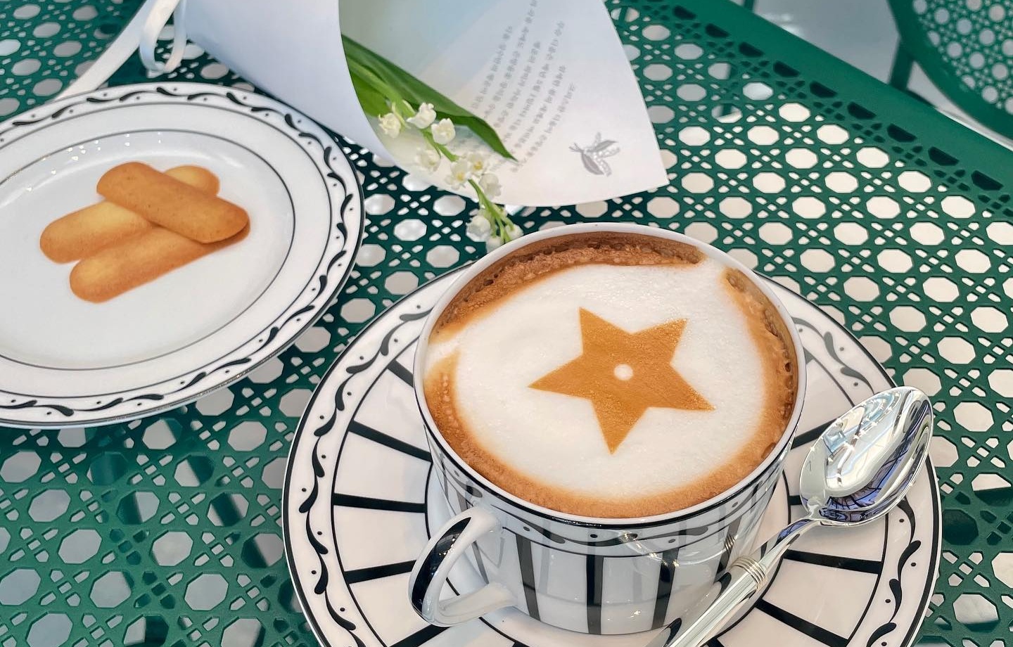 출처 : 디올 성수 카페 인스타그램 검색 결과