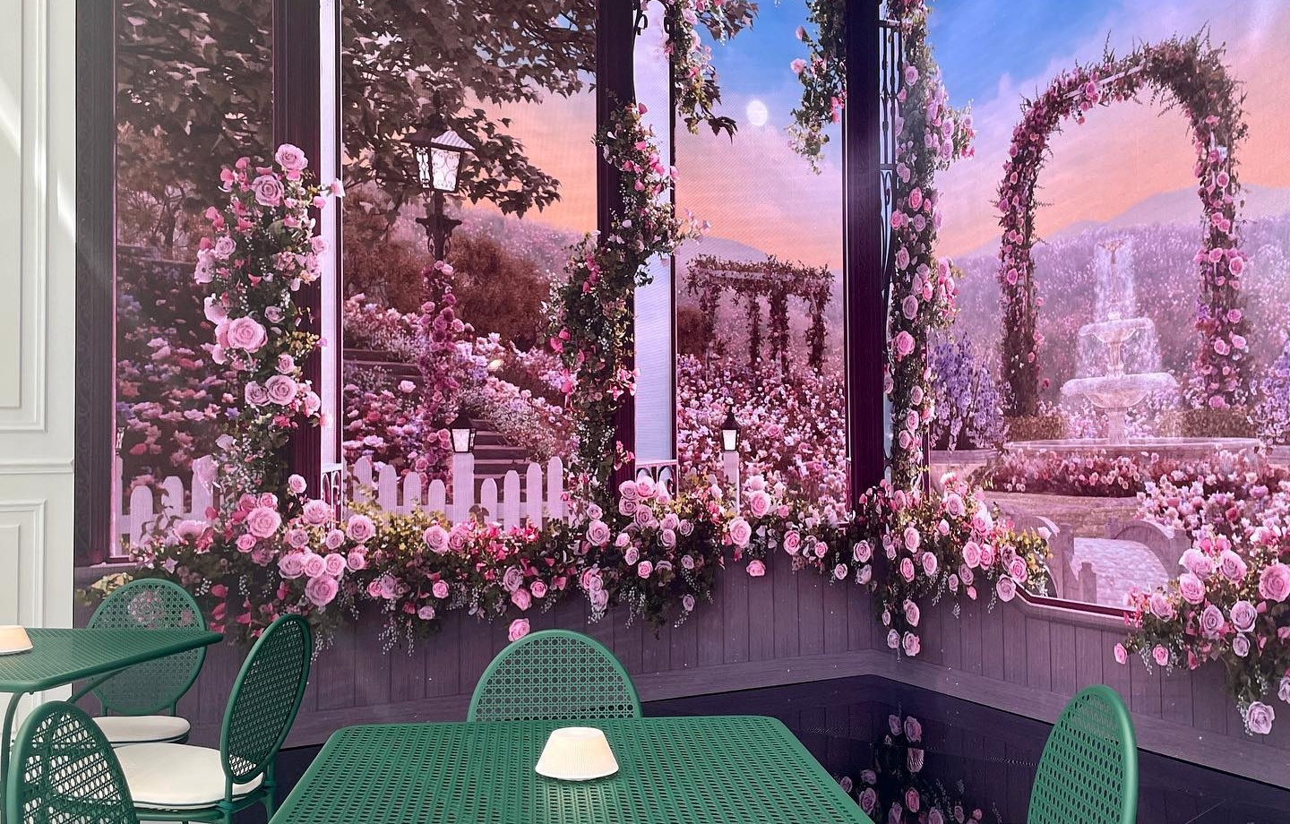 출처 : 디올 성수 카페 인스타그램 검색 결과