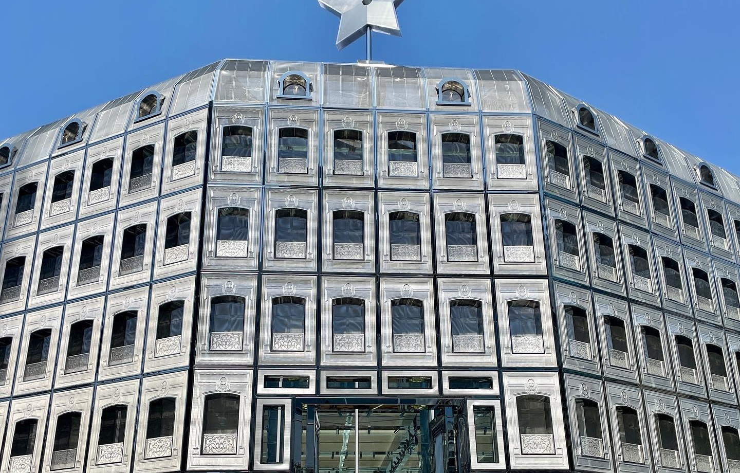 출처 : 디올 성수 카페 인스타그램 검색 결과