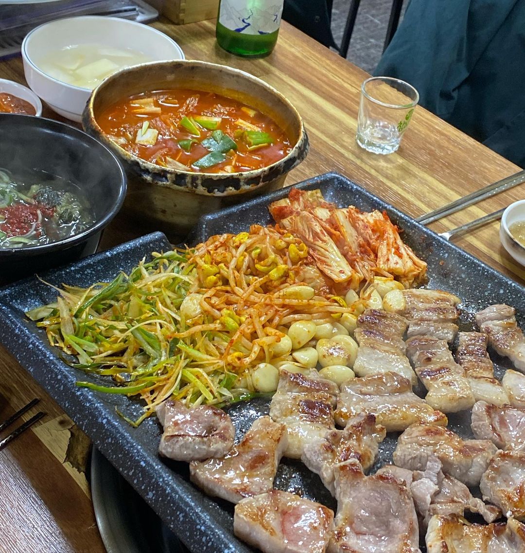 출처 : 신사강정육점식당 인스타그램 검색 결과
