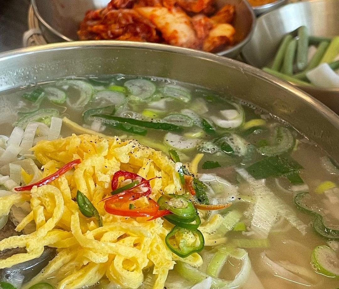 출처 : 평이담백뼈칼국수 성수점 인스타그램 검색 결과