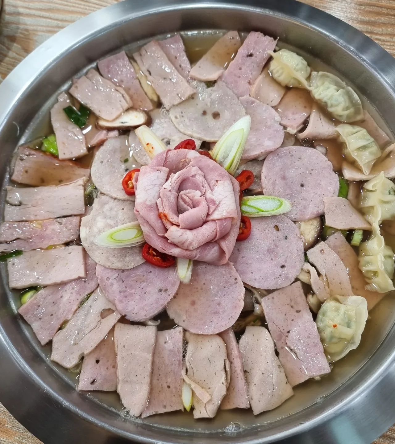 출처 : 수제햄 고래부대찌개 오창본점 인스타그램 검색 결과