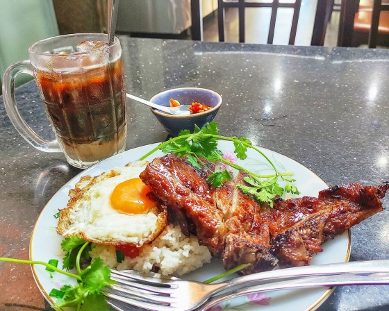 껌땀 응우옌 반 꾸(Cơm tấm Nguyễn Văn Cừ) , 74 Đ. Nguyễn Văn Cừ, Phường Nguyễn Cư Trinh, Quận 1, Hồ Chí Minh, 베트남